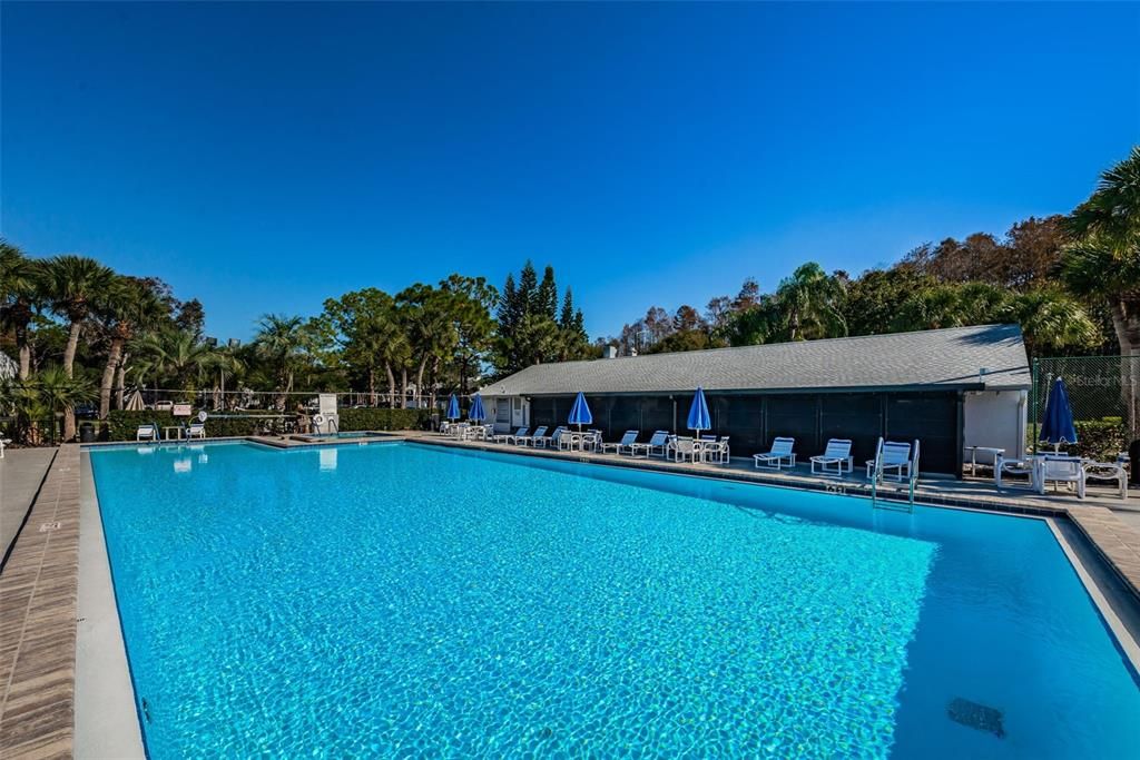 合同活跃: $180,000 (2 贝兹, 2 浴室, 979 平方英尺)