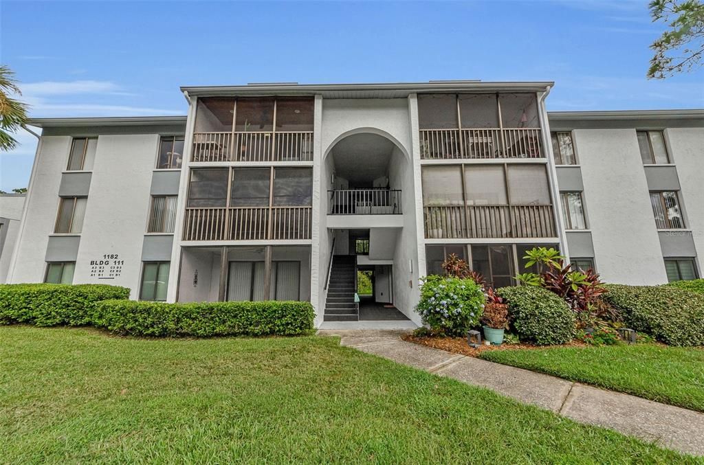 合同活跃: $180,000 (2 贝兹, 2 浴室, 979 平方英尺)