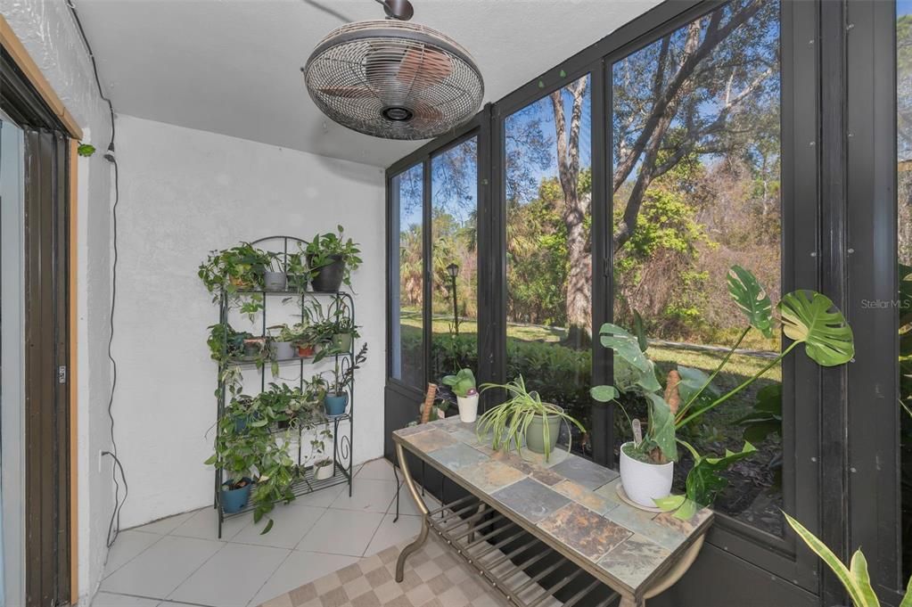 合同活跃: $180,000 (2 贝兹, 2 浴室, 979 平方英尺)