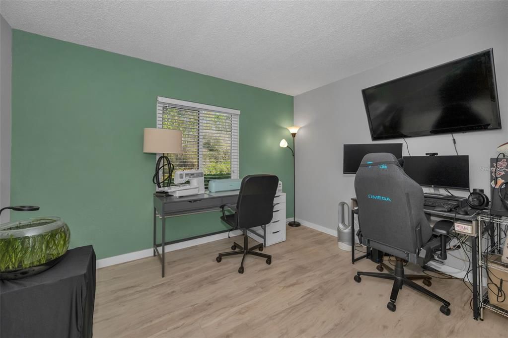 合同活跃: $180,000 (2 贝兹, 2 浴室, 979 平方英尺)