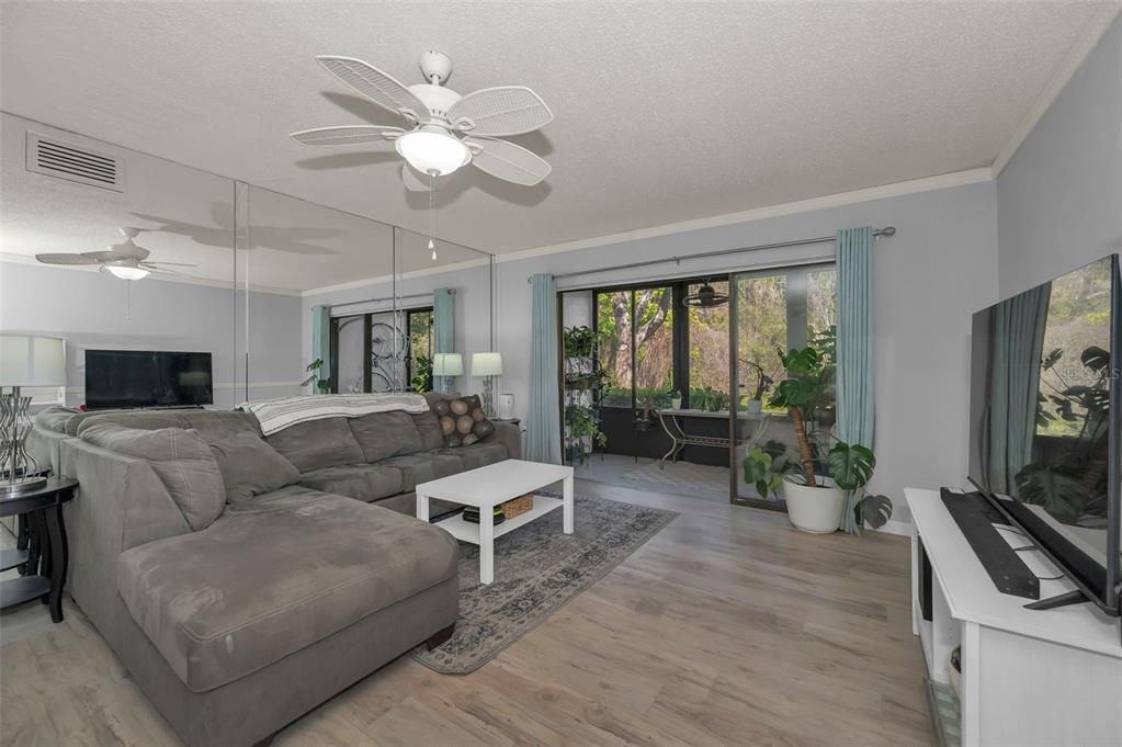 合同活跃: $180,000 (2 贝兹, 2 浴室, 979 平方英尺)