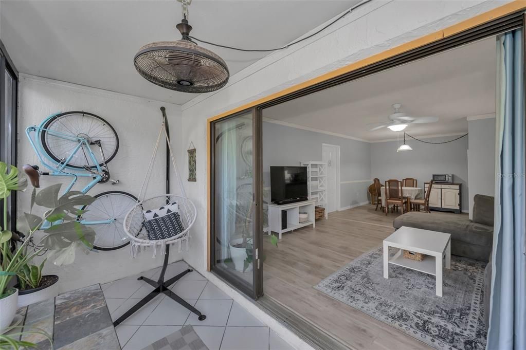 合同活跃: $180,000 (2 贝兹, 2 浴室, 979 平方英尺)