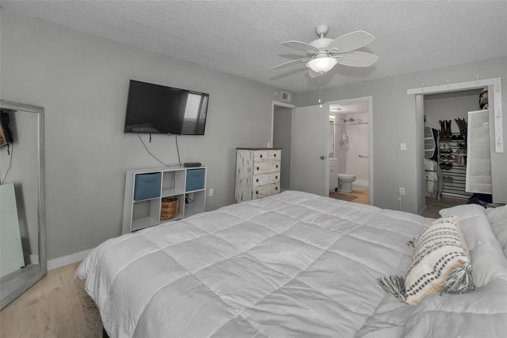 合同活跃: $180,000 (2 贝兹, 2 浴室, 979 平方英尺)