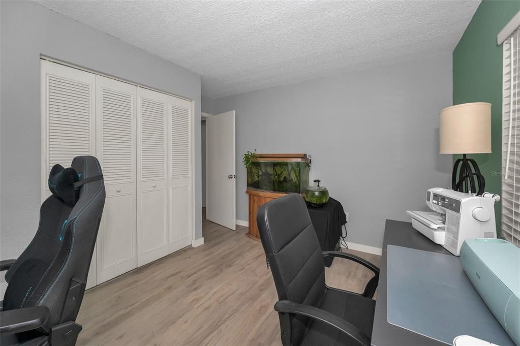 合同活跃: $180,000 (2 贝兹, 2 浴室, 979 平方英尺)