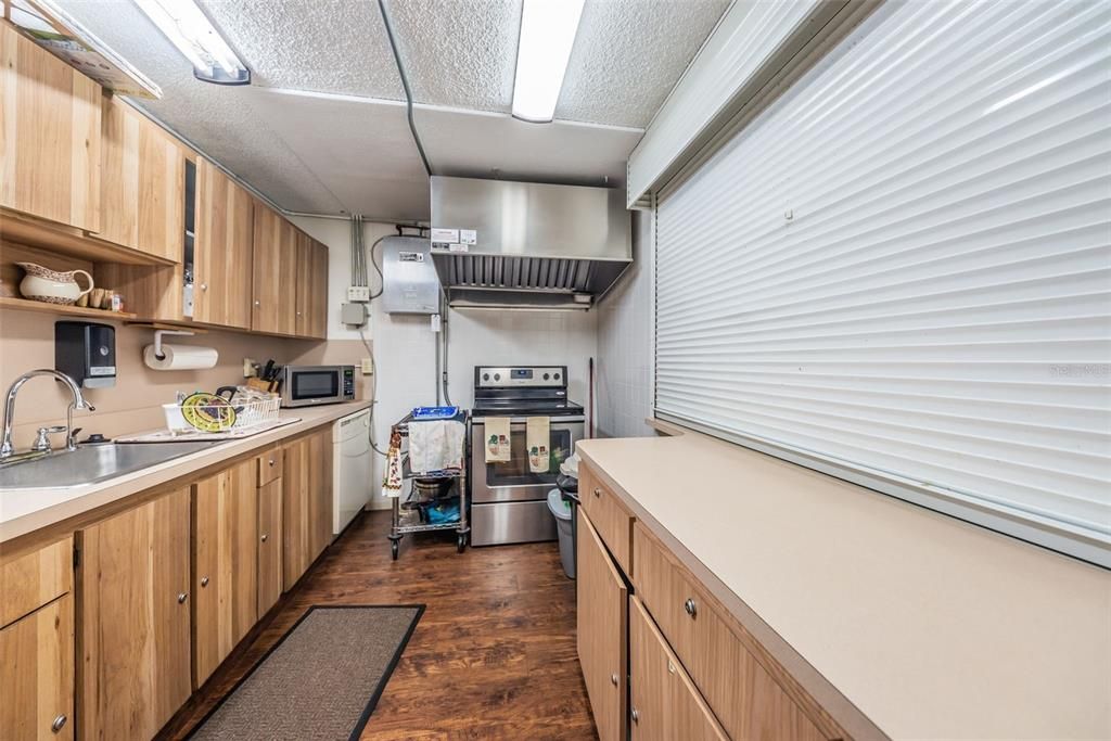 合同活跃: $180,000 (2 贝兹, 2 浴室, 979 平方英尺)