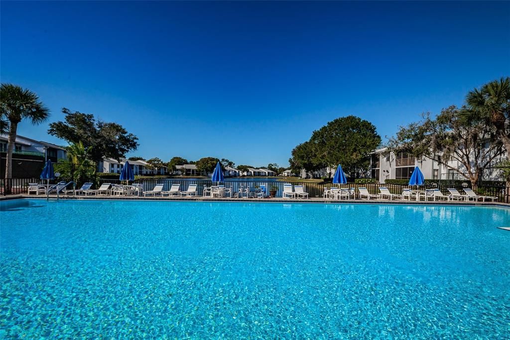 合同活跃: $180,000 (2 贝兹, 2 浴室, 979 平方英尺)