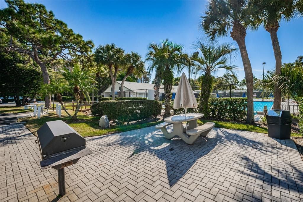 合同活跃: $180,000 (2 贝兹, 2 浴室, 979 平方英尺)