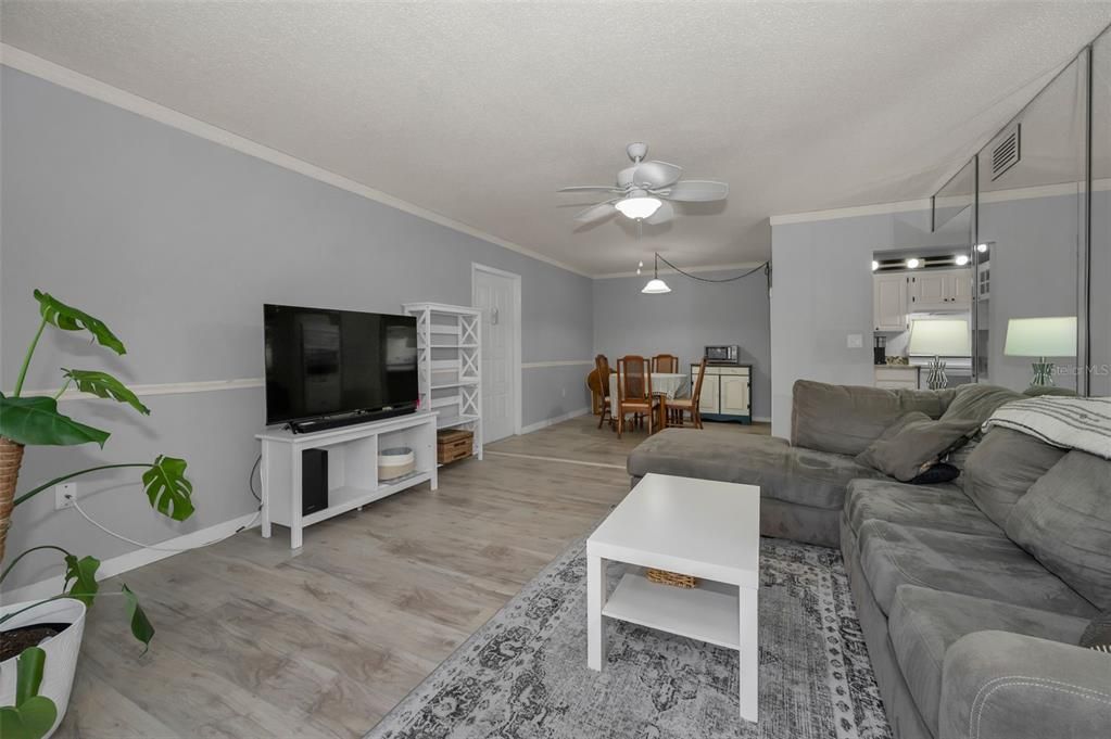 合同活跃: $180,000 (2 贝兹, 2 浴室, 979 平方英尺)