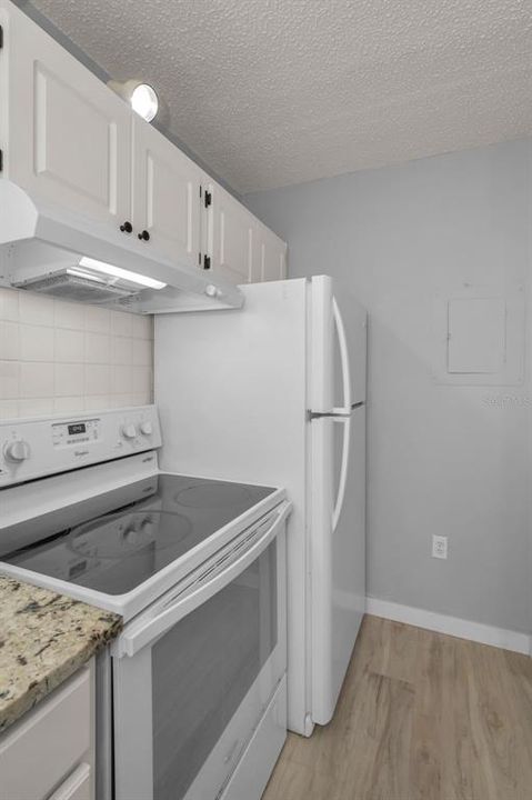 合同活跃: $180,000 (2 贝兹, 2 浴室, 979 平方英尺)