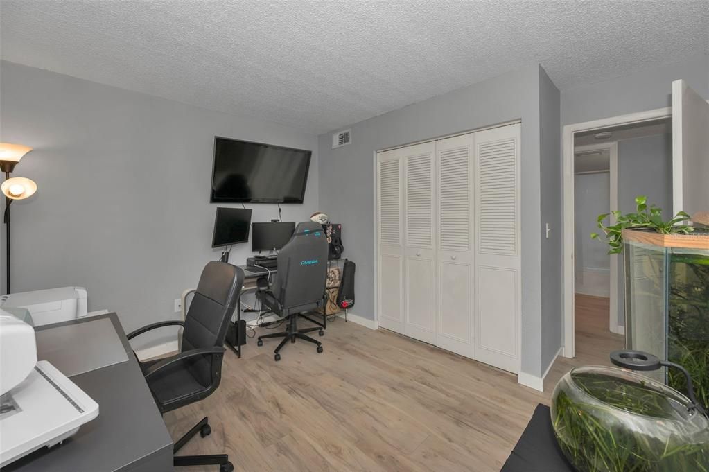 合同活跃: $180,000 (2 贝兹, 2 浴室, 979 平方英尺)