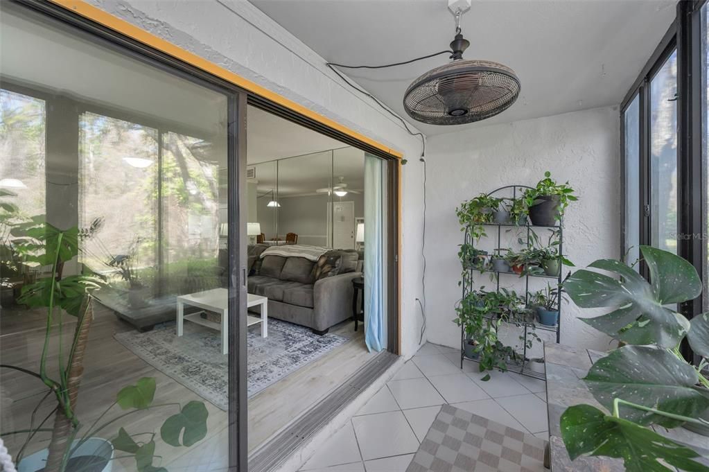 合同活跃: $180,000 (2 贝兹, 2 浴室, 979 平方英尺)