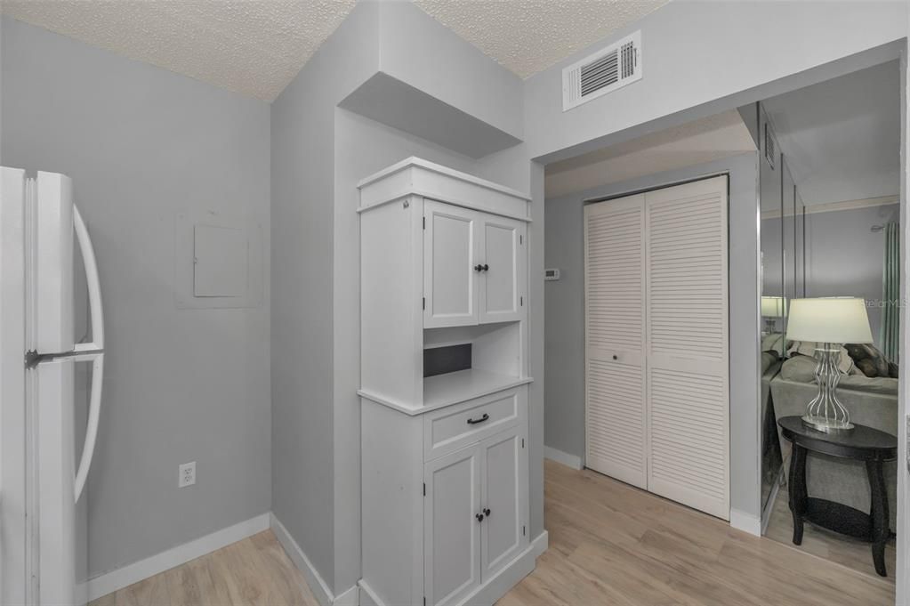 合同活跃: $180,000 (2 贝兹, 2 浴室, 979 平方英尺)