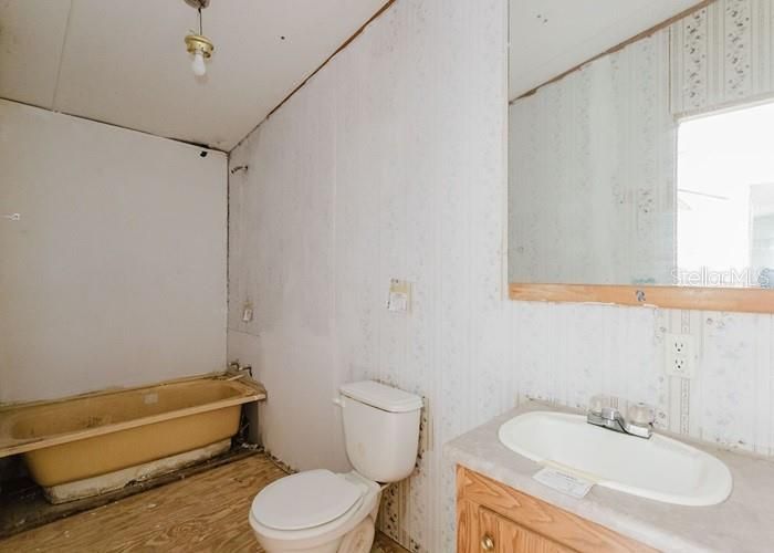 合同活跃: $48,300 (3 贝兹, 2 浴室, 1352 平方英尺)