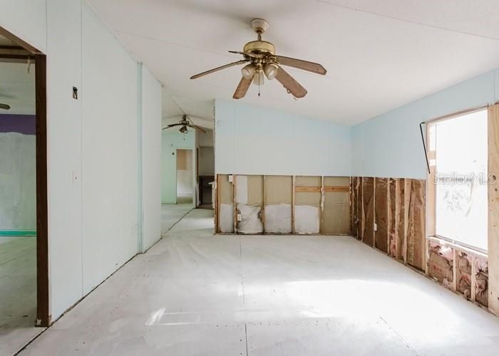 合同活跃: $48,300 (3 贝兹, 2 浴室, 1352 平方英尺)