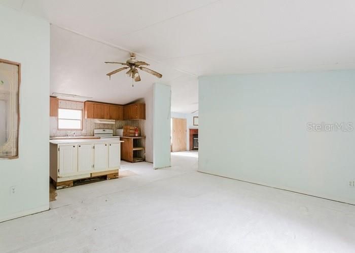 合同活跃: $48,300 (3 贝兹, 2 浴室, 1352 平方英尺)