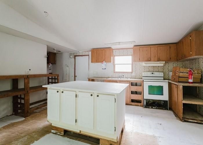 合同活跃: $48,300 (3 贝兹, 2 浴室, 1352 平方英尺)