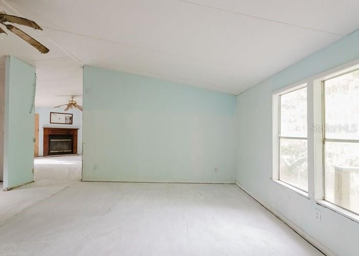 合同活跃: $48,300 (3 贝兹, 2 浴室, 1352 平方英尺)