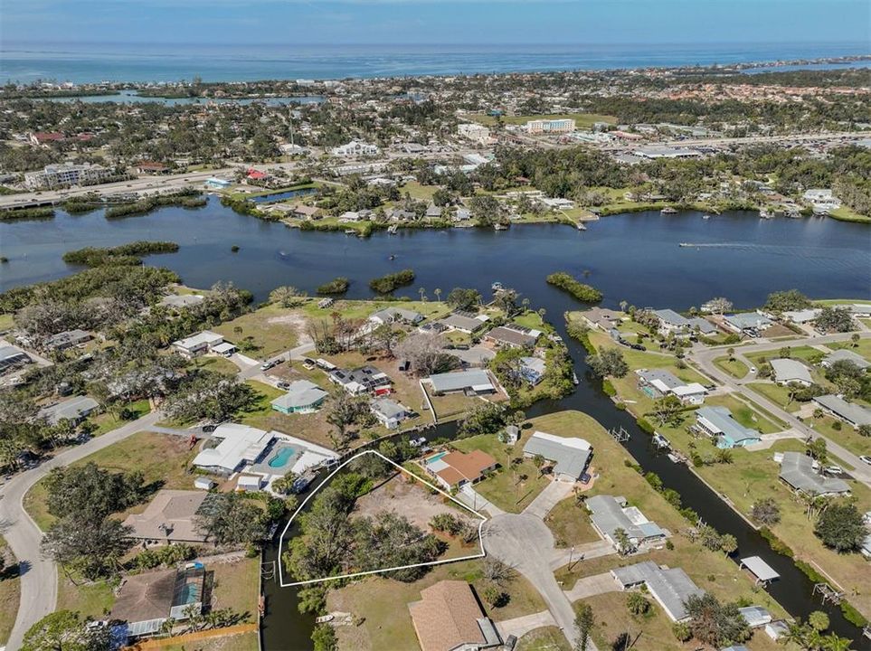 На продажу: $425,000 (0.38 acres)