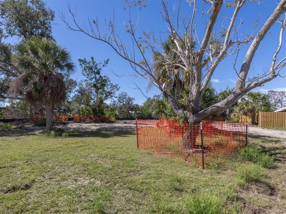 На продажу: $425,000 (0.38 acres)