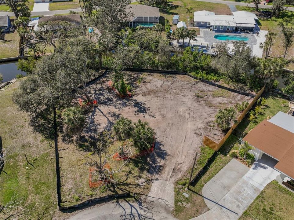 На продажу: $425,000 (0.38 acres)