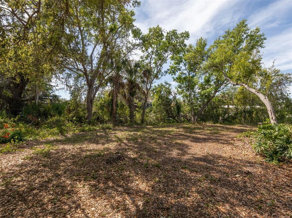 На продажу: $425,000 (0.38 acres)