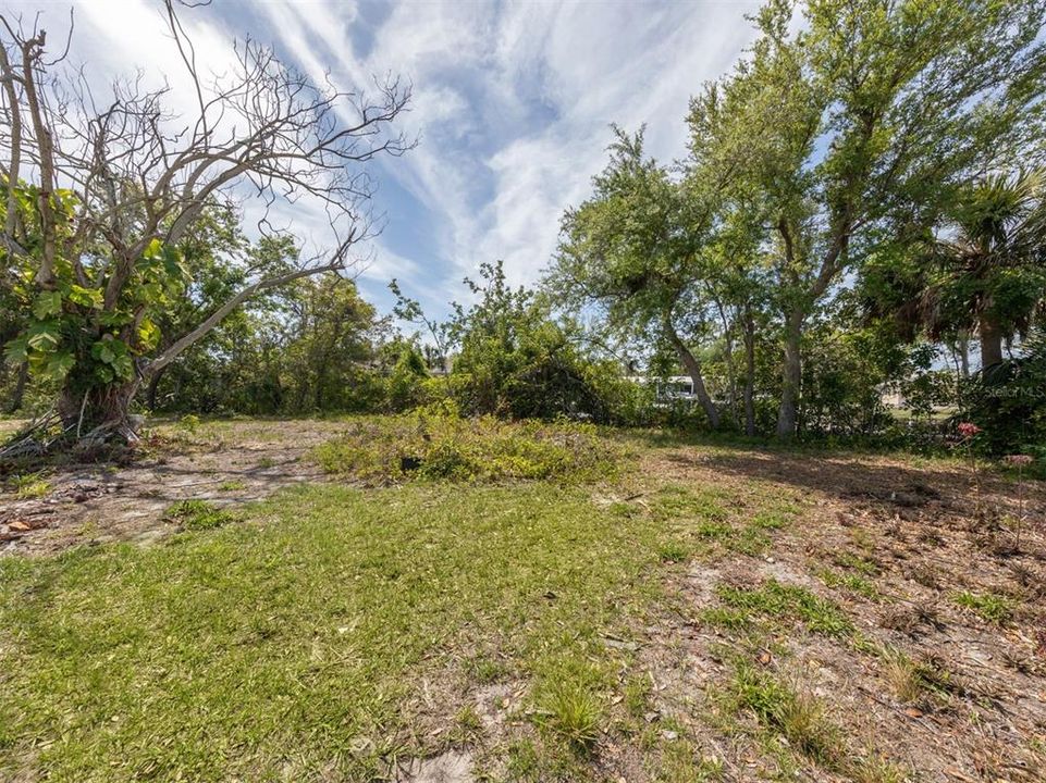 На продажу: $425,000 (0.38 acres)