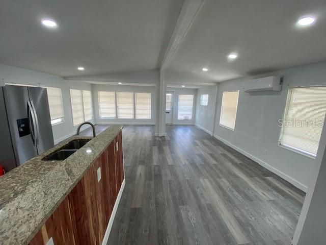 出租: $1,550 (1 贝兹, 1 浴室, 800 平方英尺)