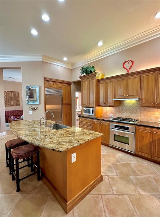 合同活跃: $865,000 (5 贝兹, 3 浴室, 3019 平方英尺)