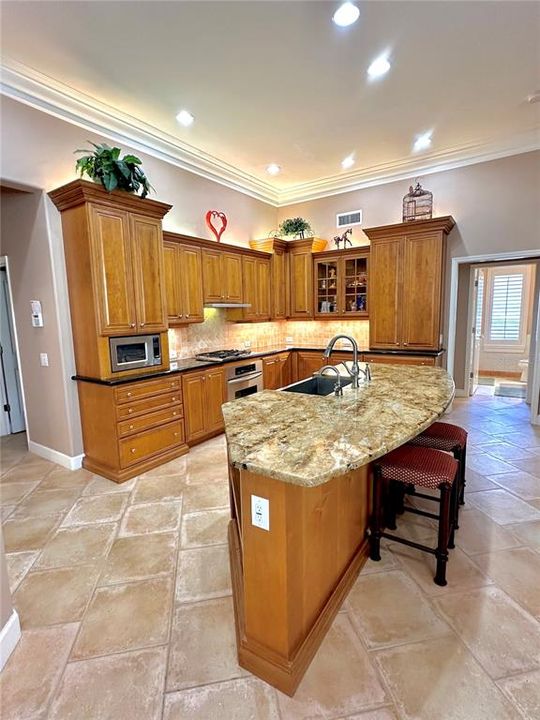 合同活跃: $865,000 (5 贝兹, 3 浴室, 3019 平方英尺)