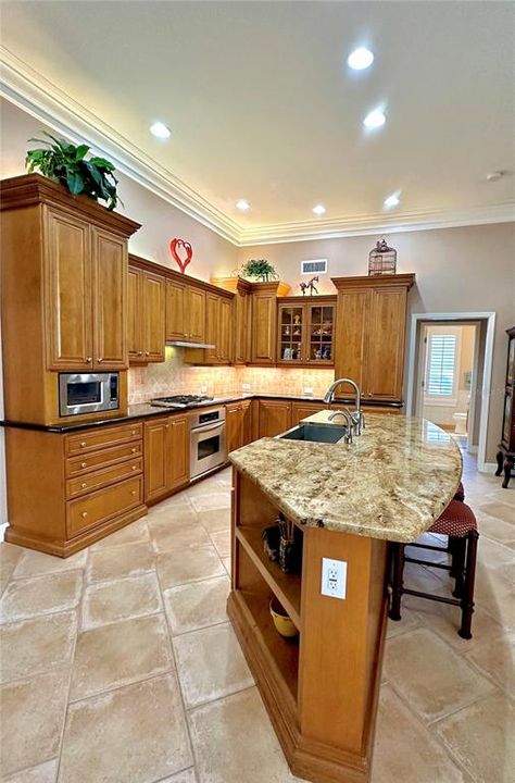 合同活跃: $865,000 (5 贝兹, 3 浴室, 3019 平方英尺)