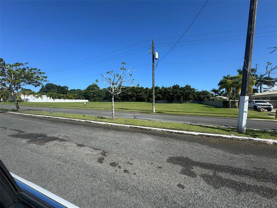 待售: $688,000 (0.90 acres)