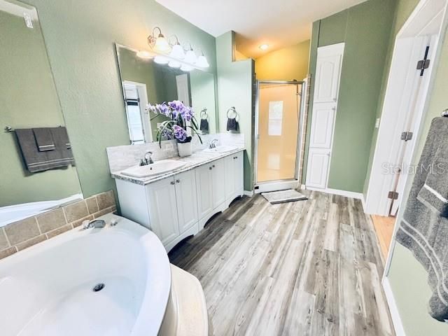 На продажу: $255,900 (3 спален, 2 ванн, 1710 Квадратных фут)