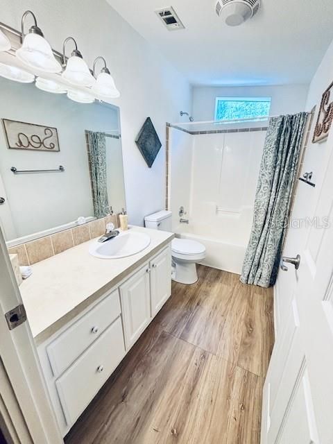 На продажу: $255,900 (3 спален, 2 ванн, 1710 Квадратных фут)