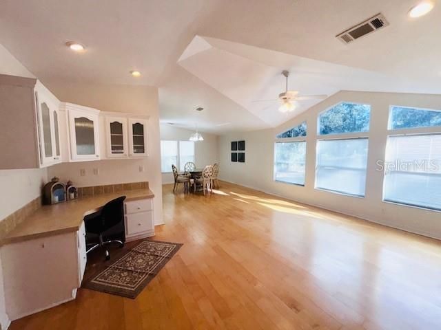 На продажу: $255,900 (3 спален, 2 ванн, 1710 Квадратных фут)