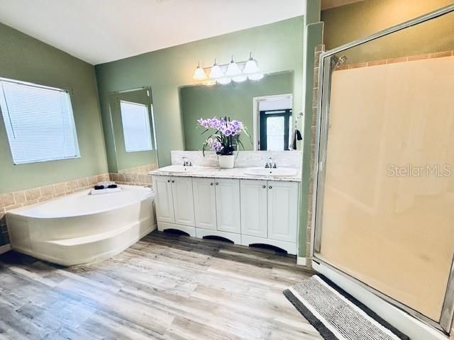 На продажу: $255,900 (3 спален, 2 ванн, 1710 Квадратных фут)