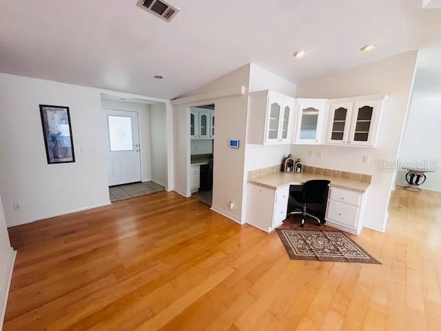 На продажу: $255,900 (3 спален, 2 ванн, 1710 Квадратных фут)