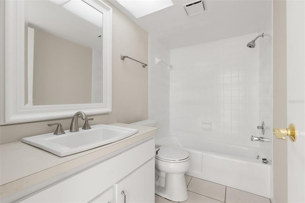 На продажу: $270,000 (2 спален, 2 ванн, 1025 Квадратных фут)