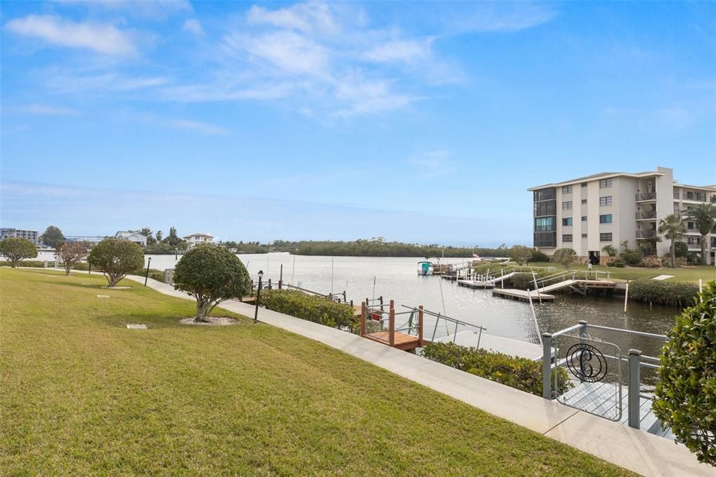 На продажу: $270,000 (2 спален, 2 ванн, 1025 Квадратных фут)