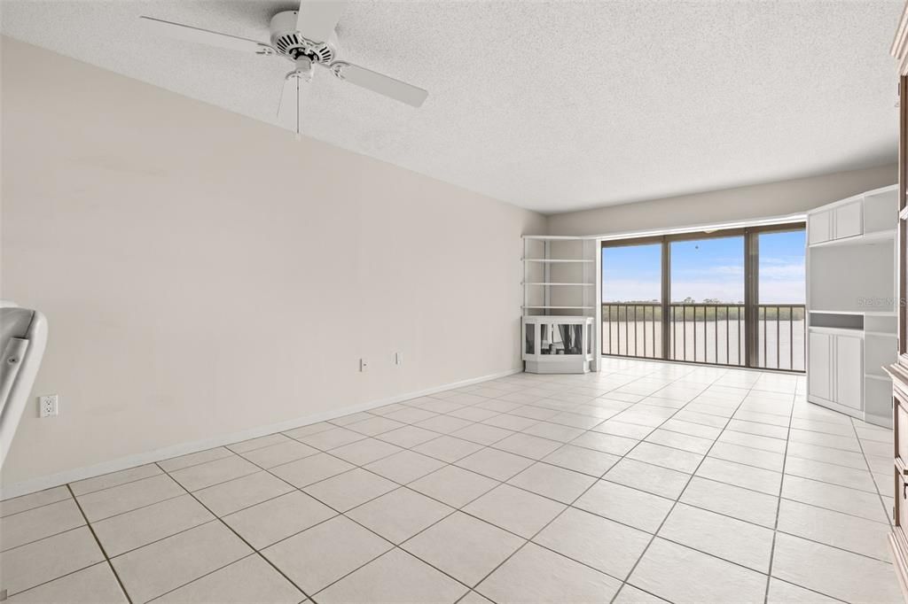 На продажу: $270,000 (2 спален, 2 ванн, 1025 Квадратных фут)