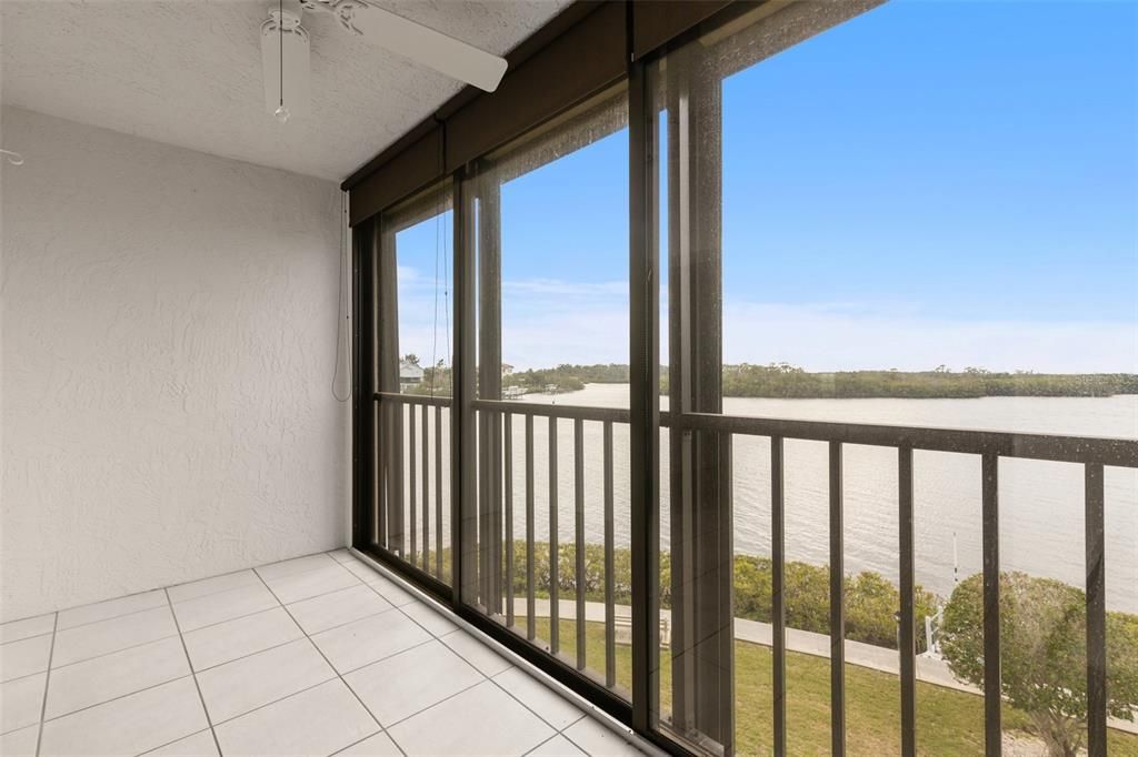 На продажу: $270,000 (2 спален, 2 ванн, 1025 Квадратных фут)