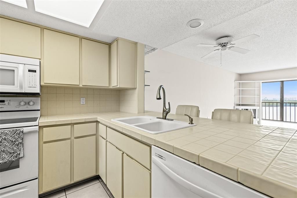 На продажу: $270,000 (2 спален, 2 ванн, 1025 Квадратных фут)