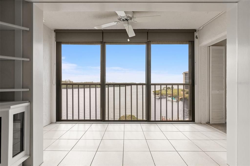 На продажу: $270,000 (2 спален, 2 ванн, 1025 Квадратных фут)