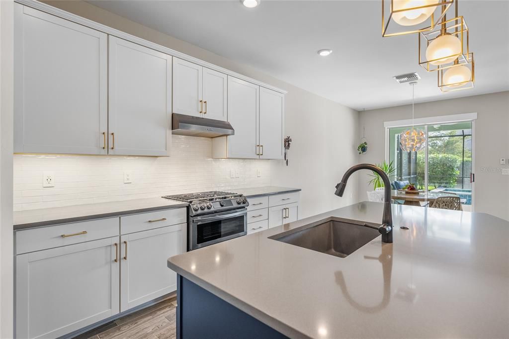 合同活跃: $749,000 (4 贝兹, 3 浴室, 2859 平方英尺)