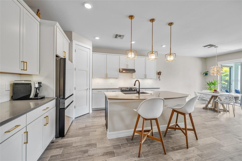 合同活跃: $749,000 (4 贝兹, 3 浴室, 2859 平方英尺)