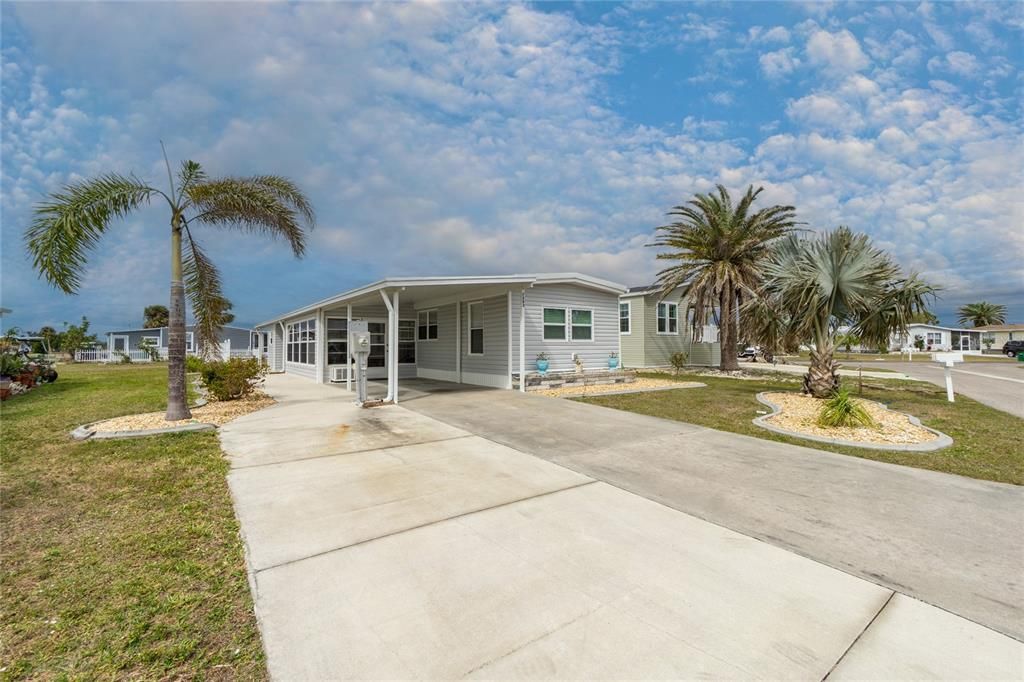 Active With Contract: $140,000 (2 beds, 2 baths, 784 Square Feet)