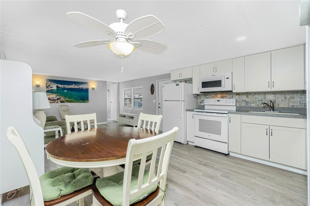 Active With Contract: $140,000 (2 beds, 2 baths, 784 Square Feet)