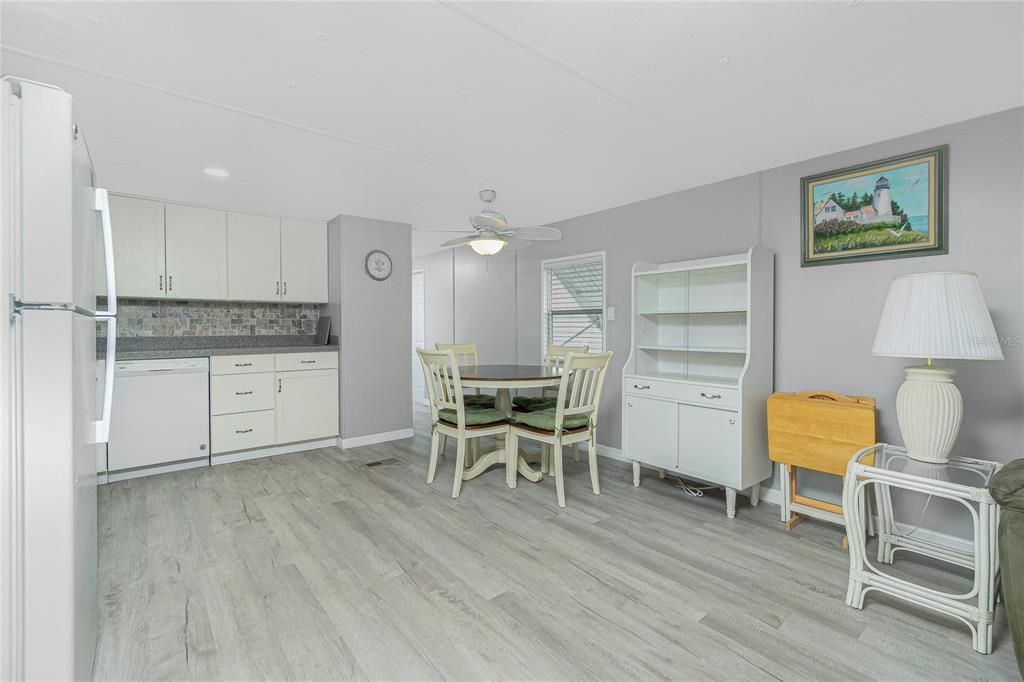 Active With Contract: $140,000 (2 beds, 2 baths, 784 Square Feet)