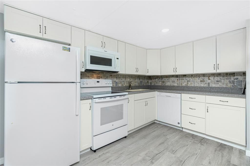 Active With Contract: $140,000 (2 beds, 2 baths, 784 Square Feet)