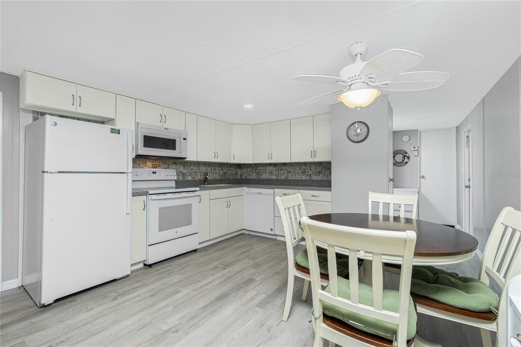 Active With Contract: $140,000 (2 beds, 2 baths, 784 Square Feet)