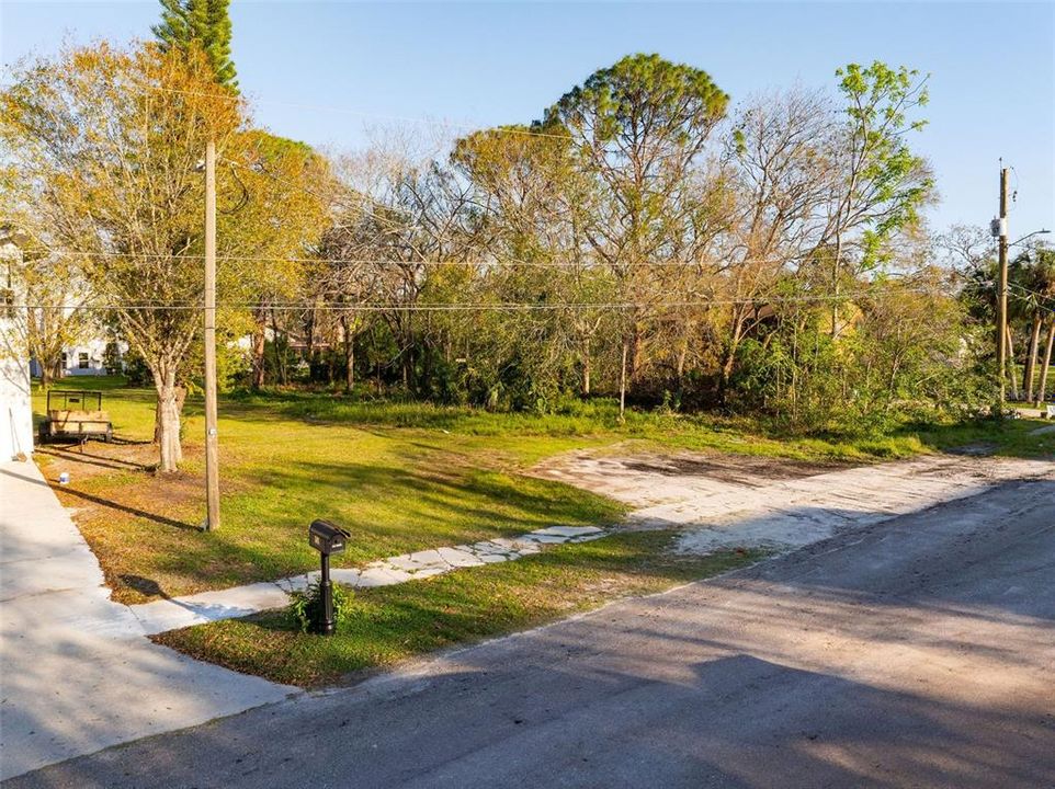 待售: $325,000 (0.35 acres)